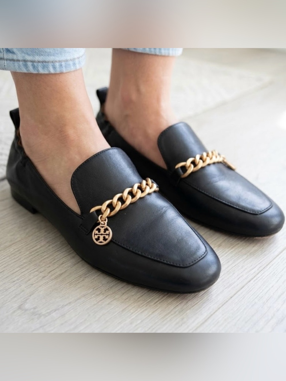 Tory Burch Mini Benton Black leather loafers W/ gold chain accents Women’s 8.5